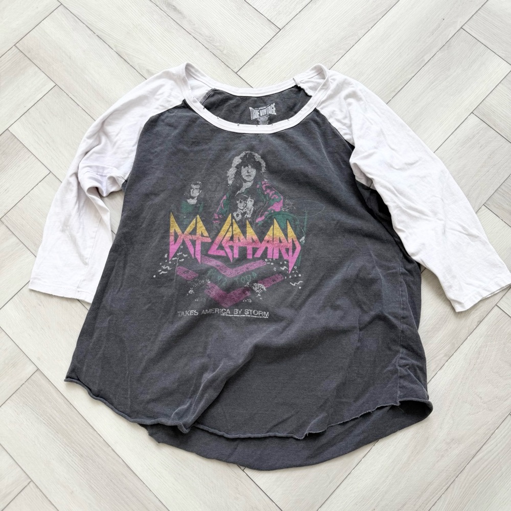 🤟🏽80s VINTAGE DEF LEPPARD RAGLAN SHIRT